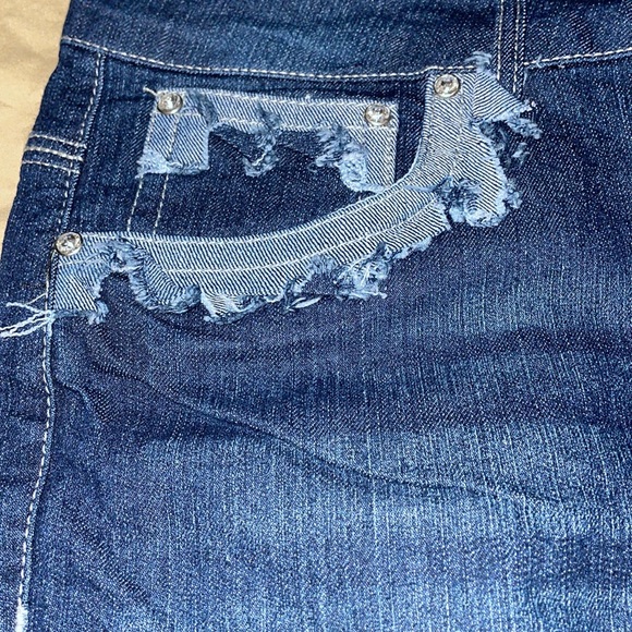 NWT denim  stretch capris with distressed front side pockets - Picture 2 of 6